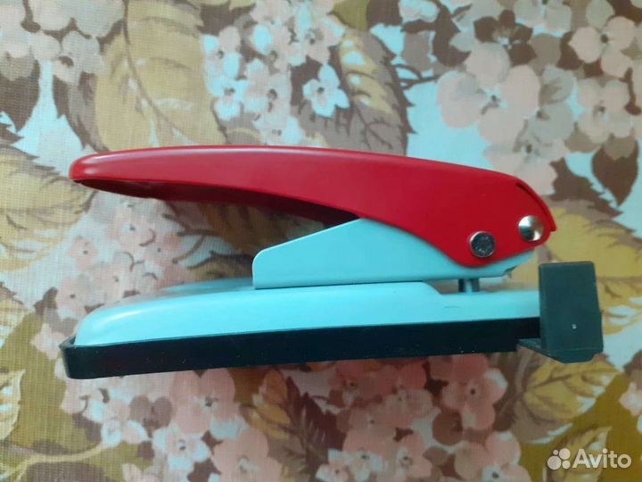 Дырокол, степлер, скобы