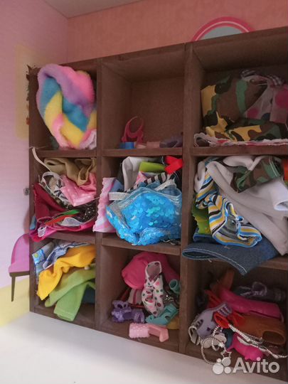 Большой кукольный домик с мебелью