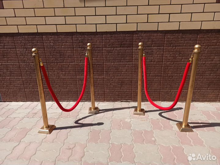 Оградительные столбики для красной дорожки