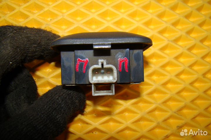 Кнопка блокировки передняя правая Saturn SL