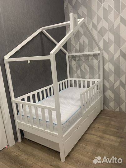 Детская кроватка-домик из массива дерева