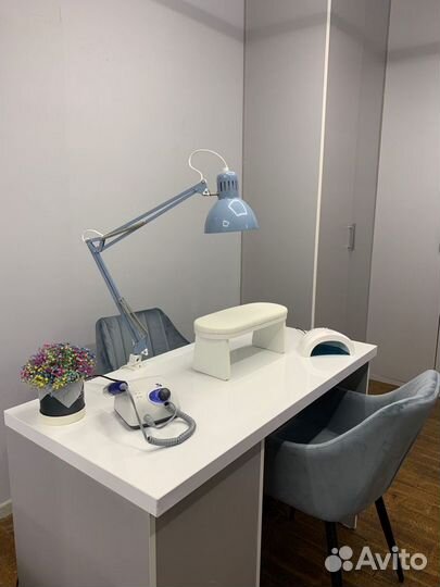 Место мастеру по ресничкам и бровист/маникюр