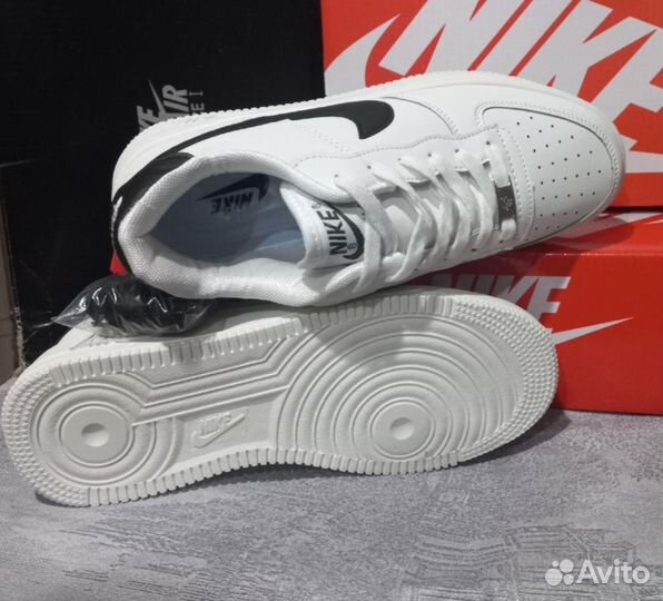 Кроссовки мужские новые Nike 44 белые