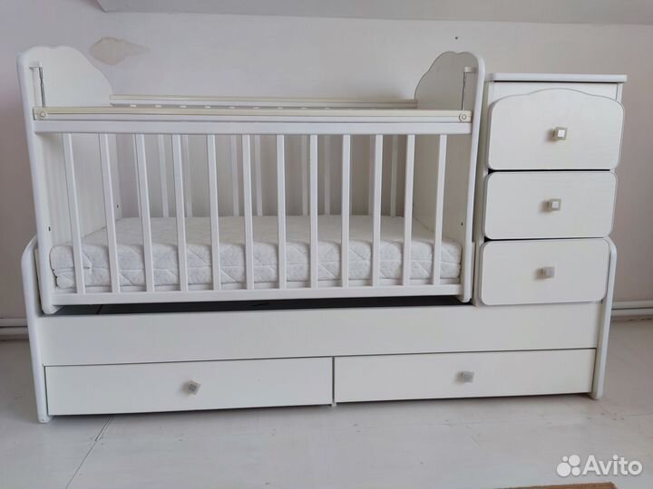 Детская кроватка с пеленальным комодом