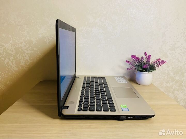 Свежий, мощный ноутбук (i5/ SSD 500/ 8 гб)