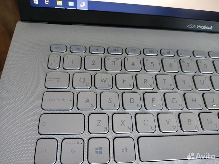 Asus 17.3/Core i3-8145U/8 DDR4/256 SSD/MX 110