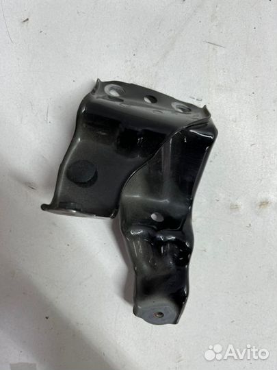 Кронштейн крыла передний правый Toyota Land