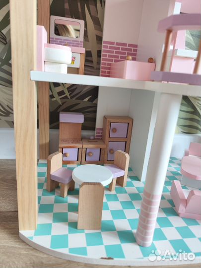 Кукольный домик с мебелью