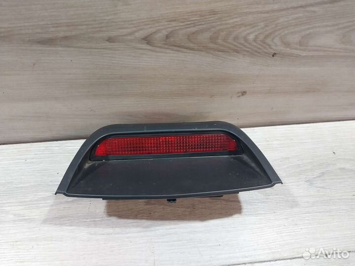 Дополнительный стоп сигнал Renault Logan 2