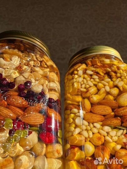 Микс из отборных орехов и липового меда с ягодами