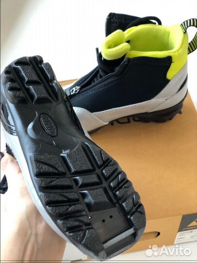 Продам детские лыжные ботинки