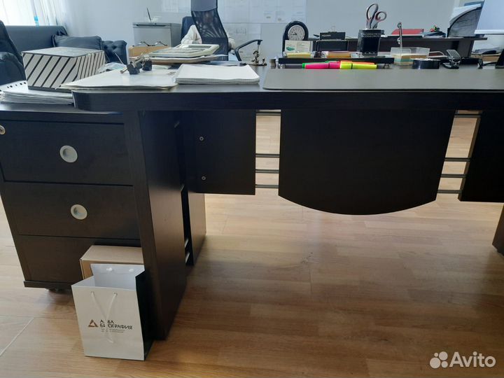 Стол, брифинг-приставка, тумбочка с ящиками и тумб