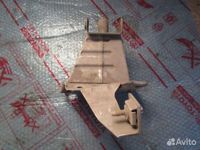 Кронштейн усилителя переднего бампера правый Opel