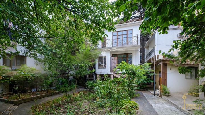 Трехэтажное здание 142 м² под офис или общепит в м