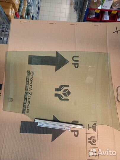 Стекло двери задней левой Toyota RAV4