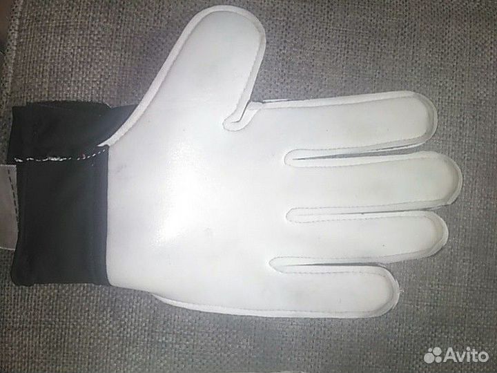 Вратарские перчатки