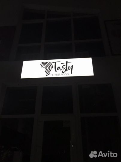 Зеркало,ресепшен-барная стойка,вывеска,пано