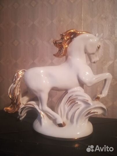 Статуэтка фарфор. Конь- огонь