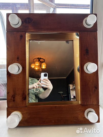 Гримерное зеркало с лампочками