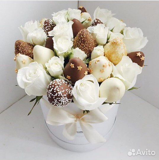 Клубника в шоколаде с цветами