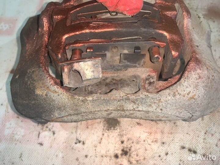 Суппорт передний правый Volkswagen Transporter T4