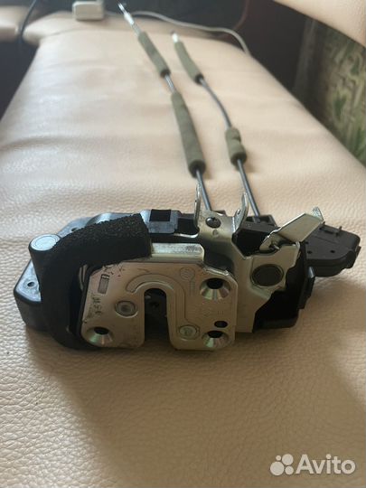 Замок задней правой двери