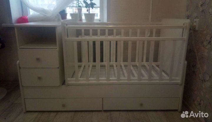 Детская кроватка с маятником