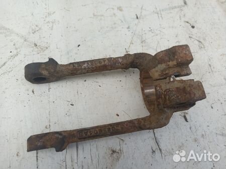 Кронштейн переднего амортизатора