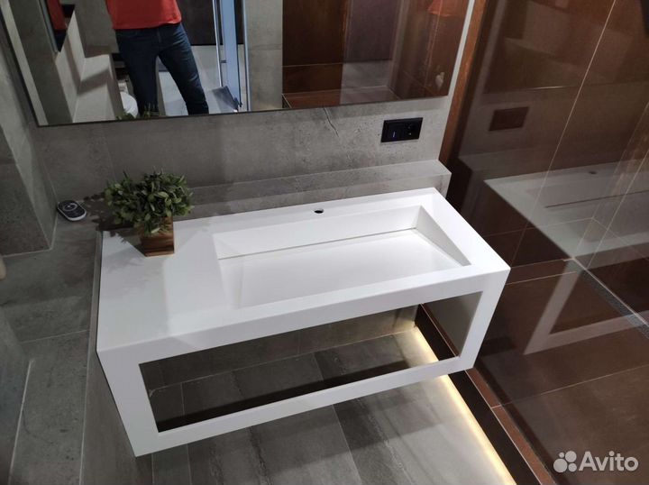 Раковина из камня с щелевым сливом