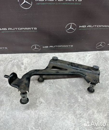 Кронштейн задний Mercedes-Benz Cls350 C218