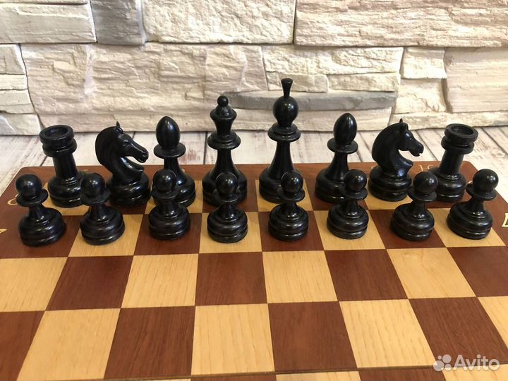 Шахматы (шпон) с резными фигурами (бук), 40*40