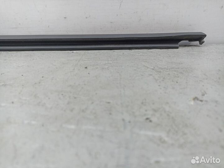 Молдинг стекла задний правый Volkswagen Golf cxsa