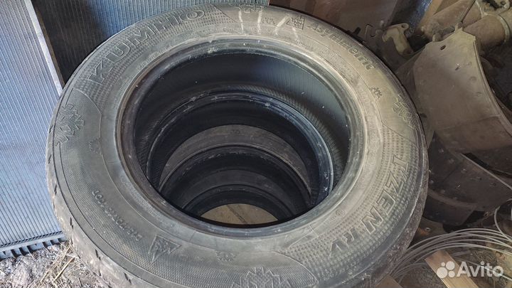 Kumho I'Zen RV Asymmetric 215/70 R16