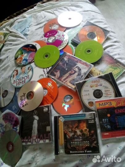 Пакет с дисками разными фильмами музыкой и мультик