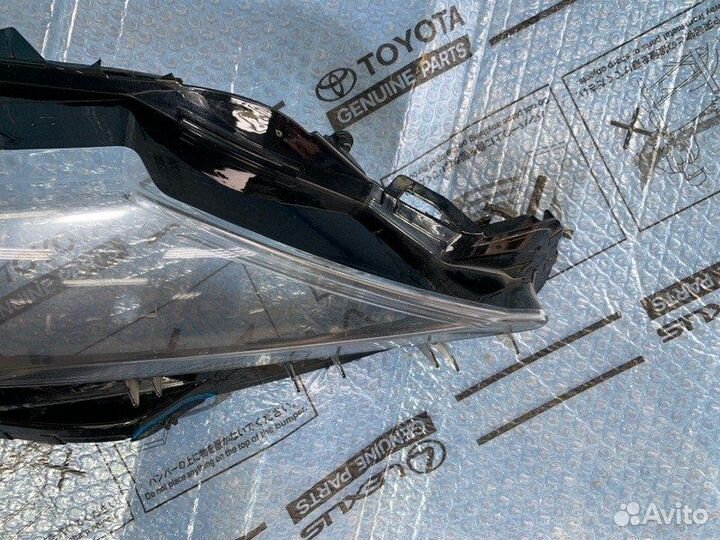Стекло фары переднее правое Toyota Camry 2017