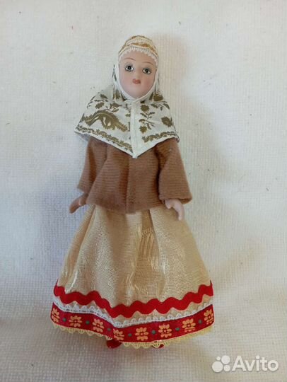Кукла фарфоровая