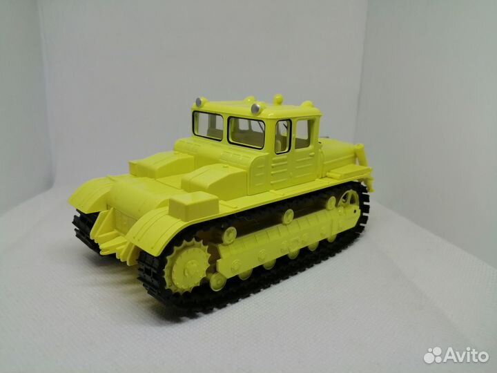 Модель Сверхтяжелый гусеничный трактор «дэт-250»