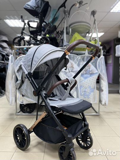 Прогулочная коляска с перекидной ручкой