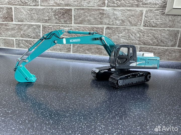 Масштабная модель экскаватора Kobelco SK200
