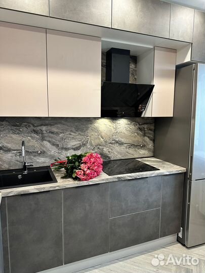 Угловая кухня под потолок на заказ