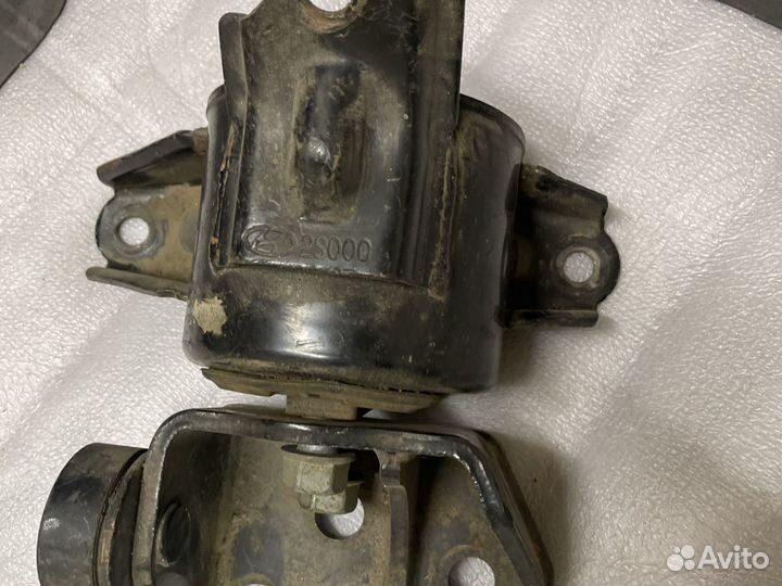 Подушка коробки на Хундай iix35 2.0