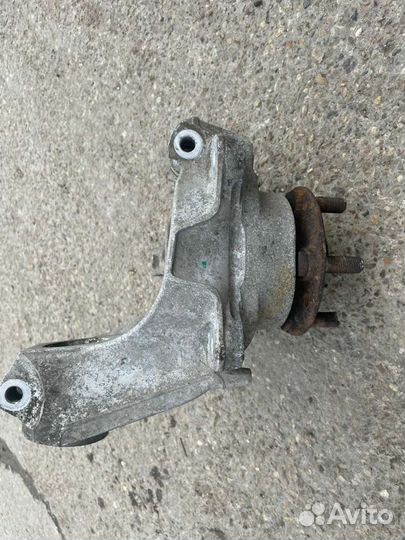 Кулак поворотный передний правый Discovery sport