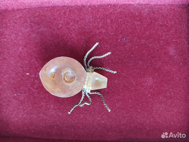 Броши янтарь. 