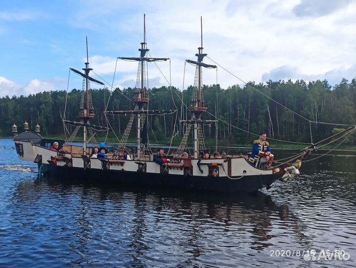 Прогулочная яхта