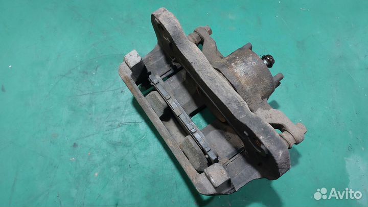 Суппорт передний L PS2 mitsubishi Pajero Sport (2008-2017)