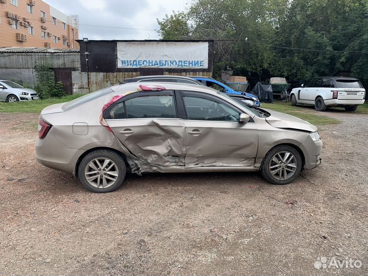Skoda Rapid 1.6 AT, 2018, битый, 61 000 км