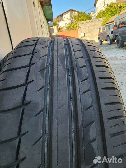 Triangle Sports TH201 215/45 R17