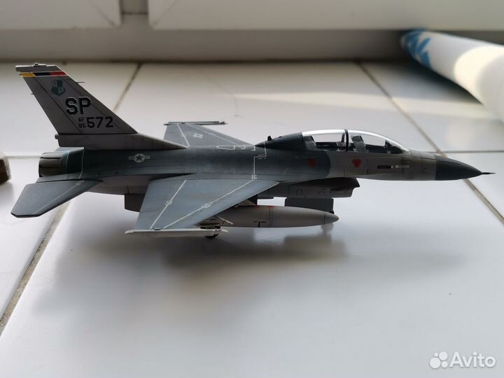 Модель F-16B