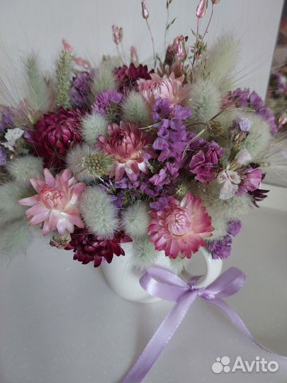 Композиция из сухоцветов в керамической кружечке