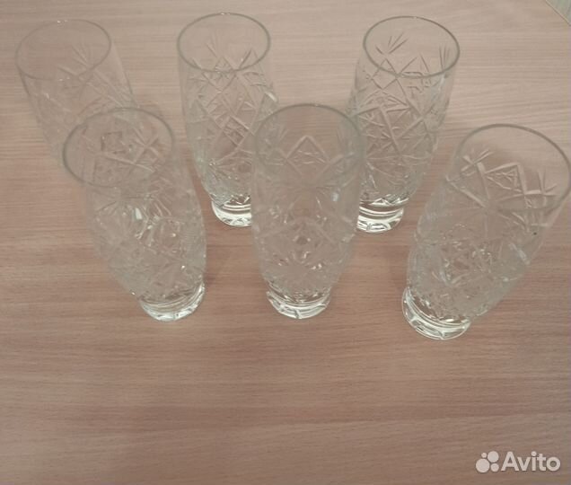Хрустальные стаканы, графин и кувшин